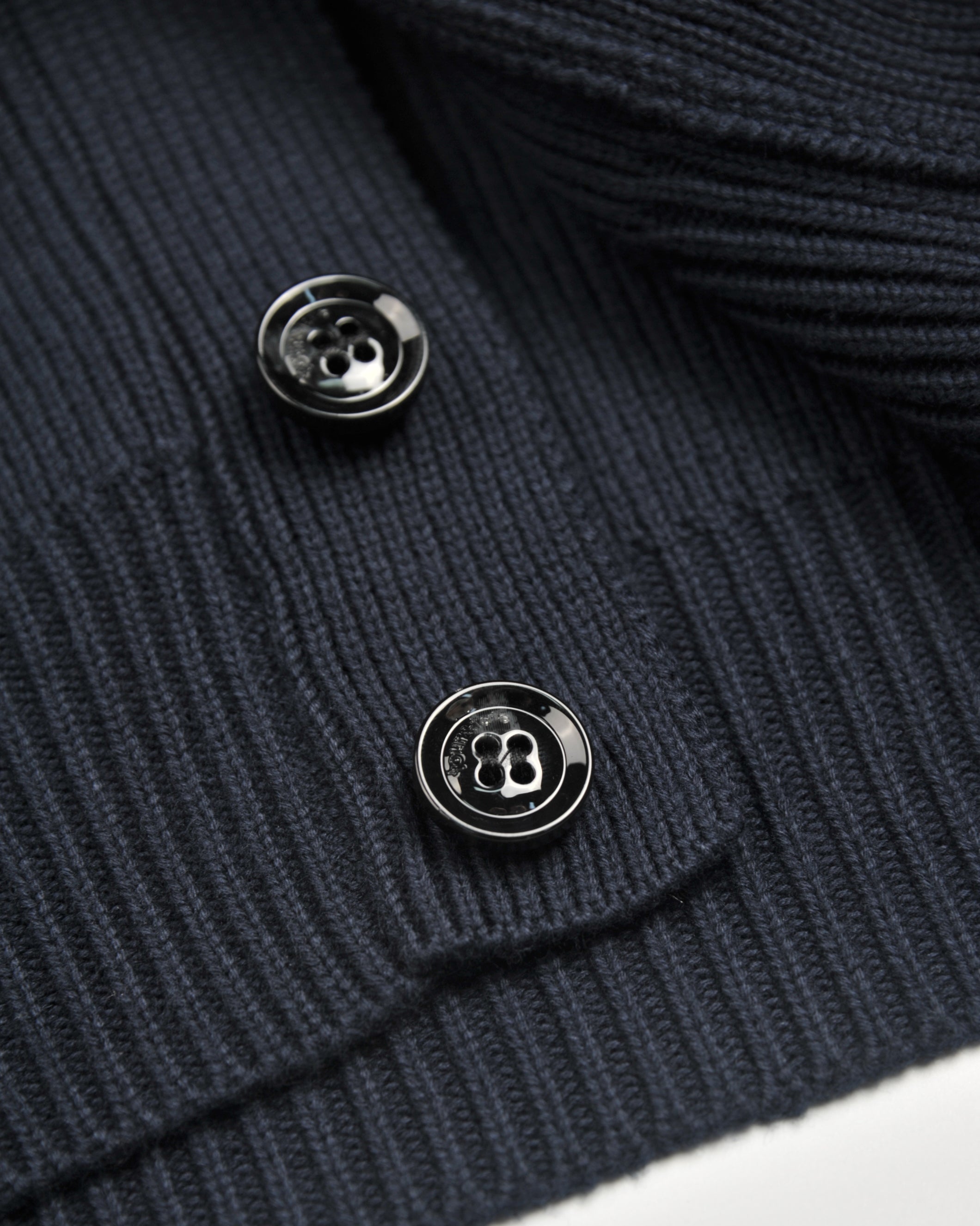Navy ribbet cardigan med knaplukning