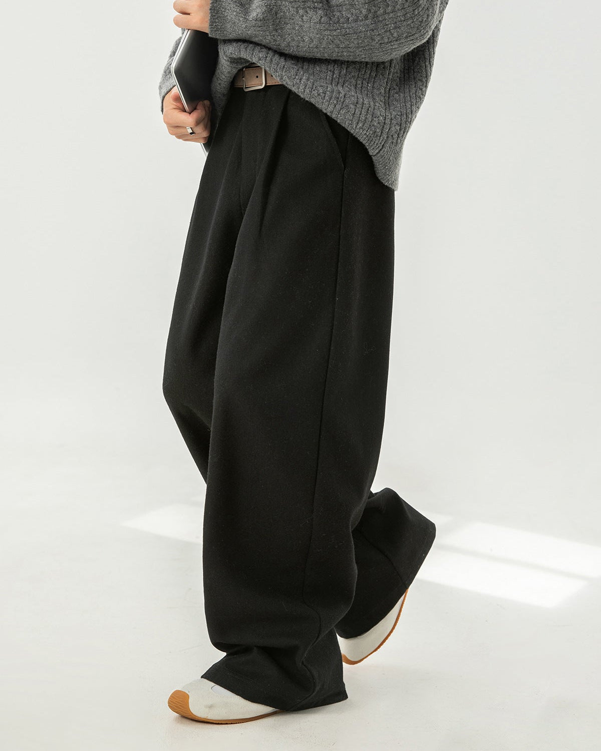 Die Hose mit weitem Bein aus Wolle mit schwerer Textur