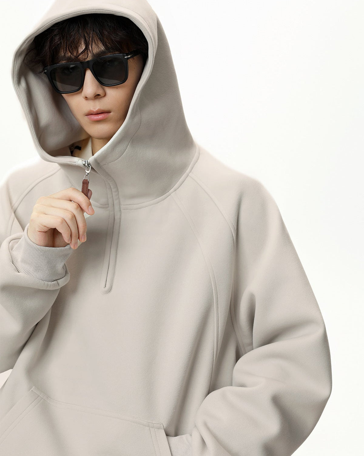 Der geformte geteilte Semi-Zip Hoodie