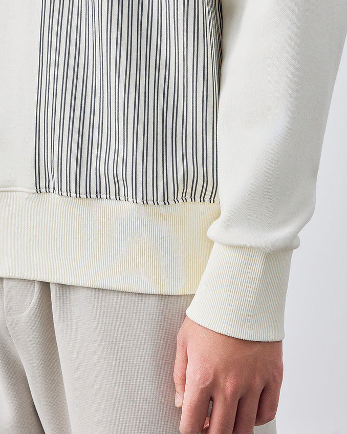 Der Momeike Horizon Streifen Pullover mit Rundhalsausschnitt