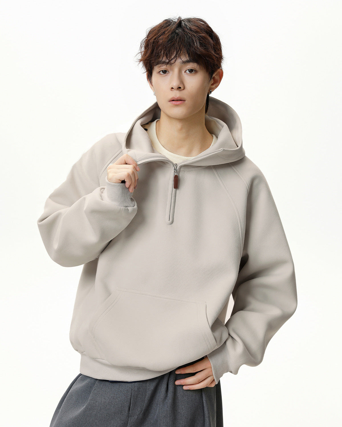 Der geformte geteilte Semi-Zip Hoodie