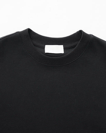 Der Momeike Horizon Streifen Pullover mit Rundhalsausschnitt