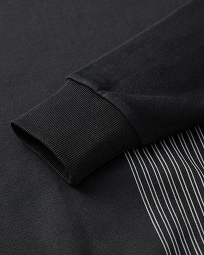 Der Momeike Horizon Streifen Pullover mit Rundhalsausschnitt