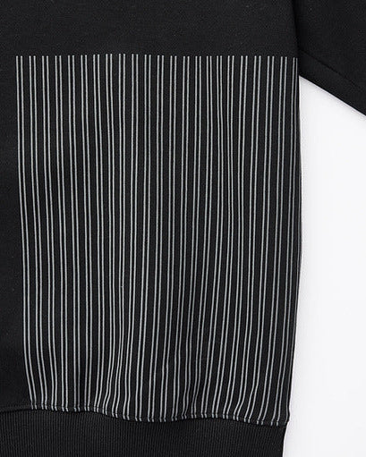 Der Momeike Horizon Streifen Pullover mit Rundhalsausschnitt