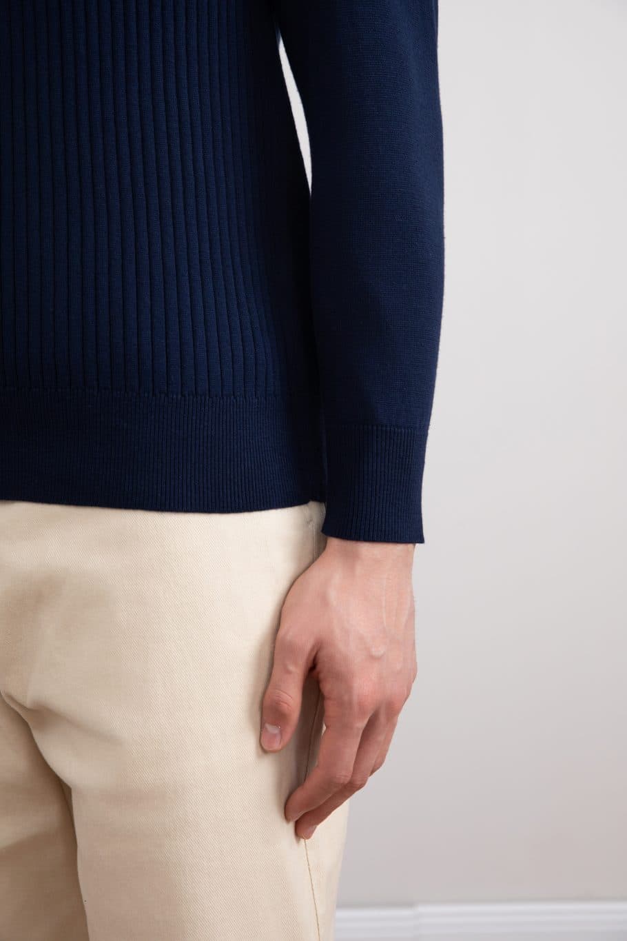 Blau gestreiftes offenes Poloshirt