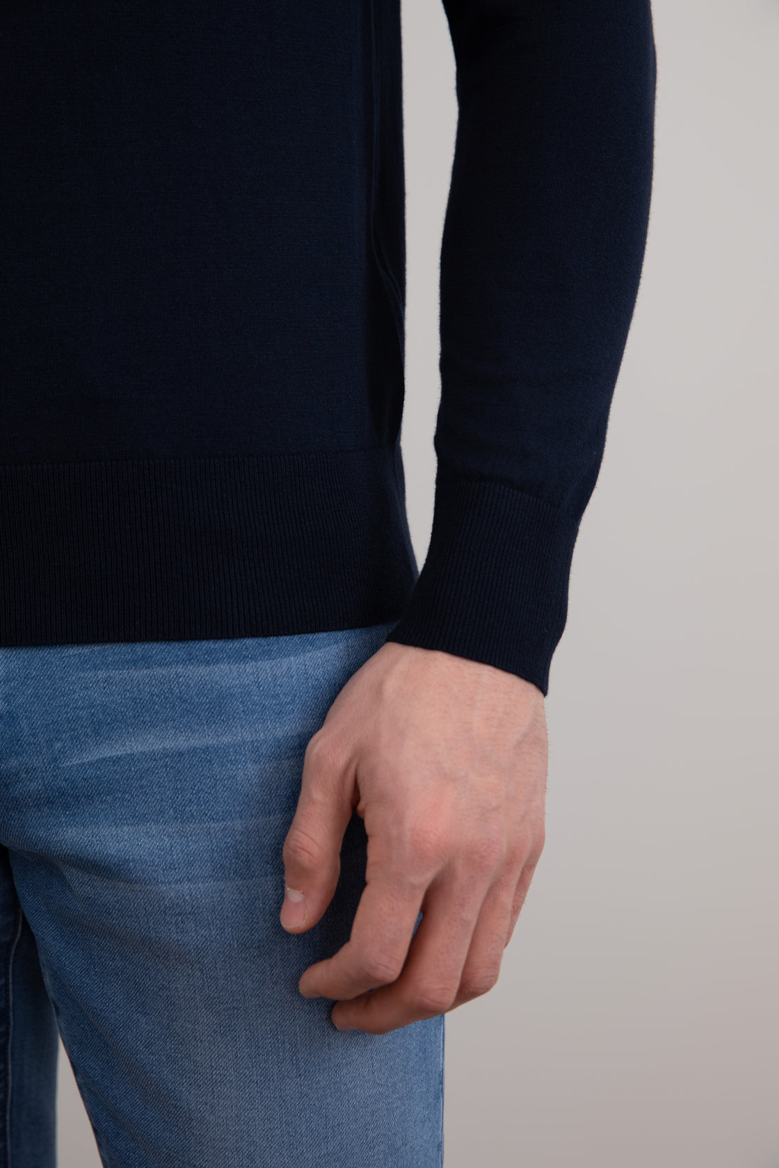 Leichter Pullover mit Rundhalsausschnitt in Marineblau