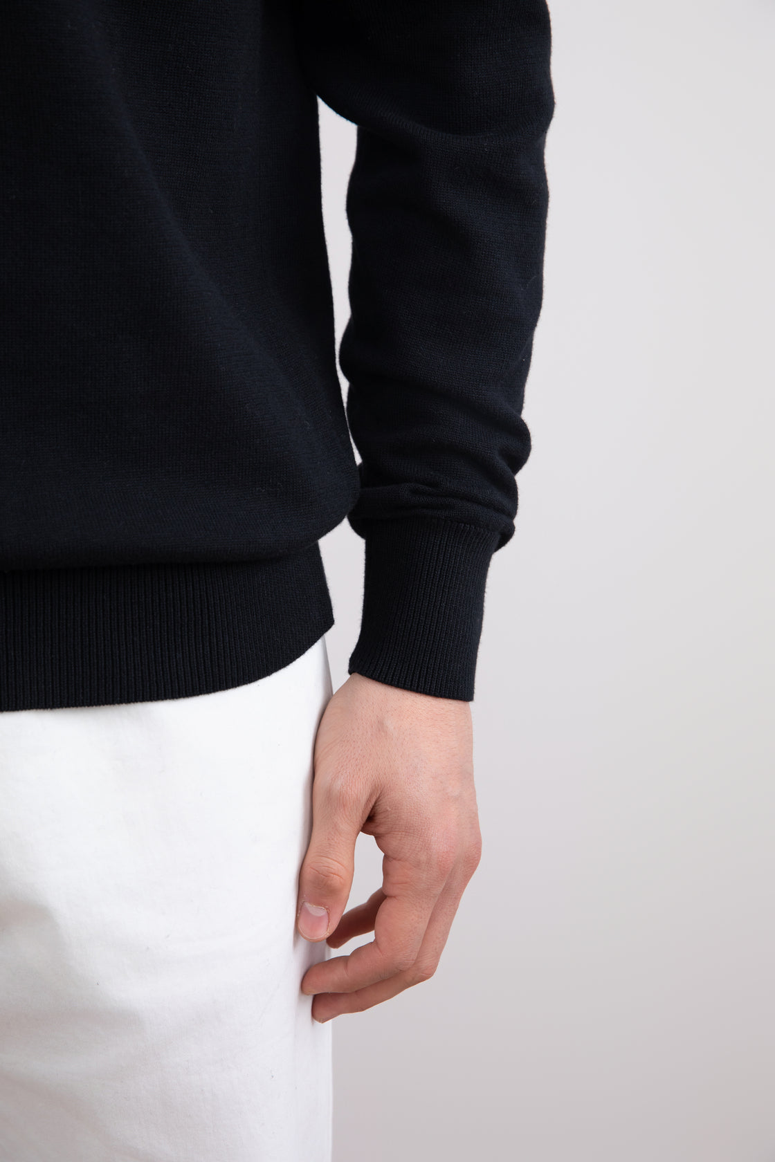 Schwarzer Pullover mit Rundhalsausschnitt