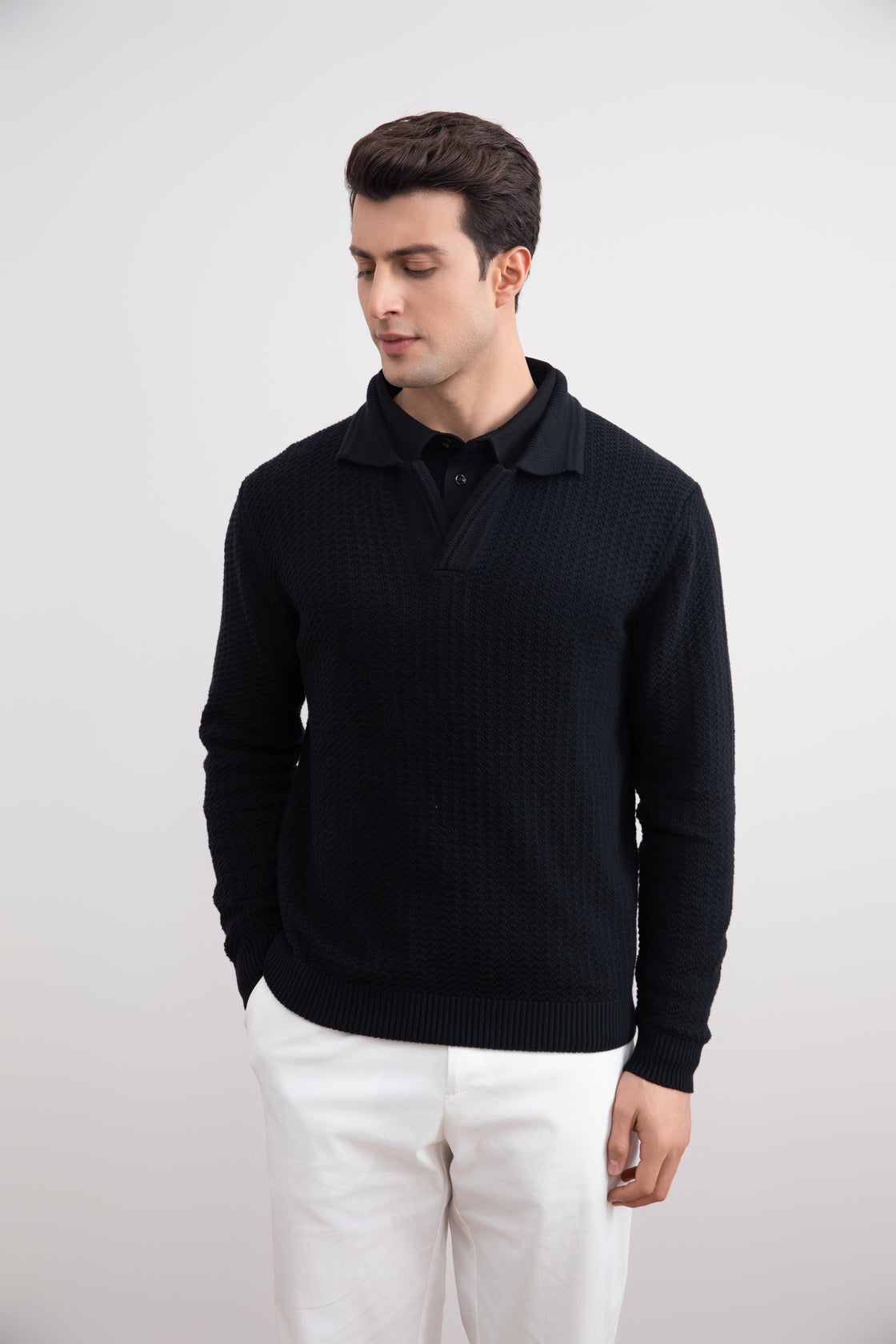 Schwarzer strukturierter offener Polopullover