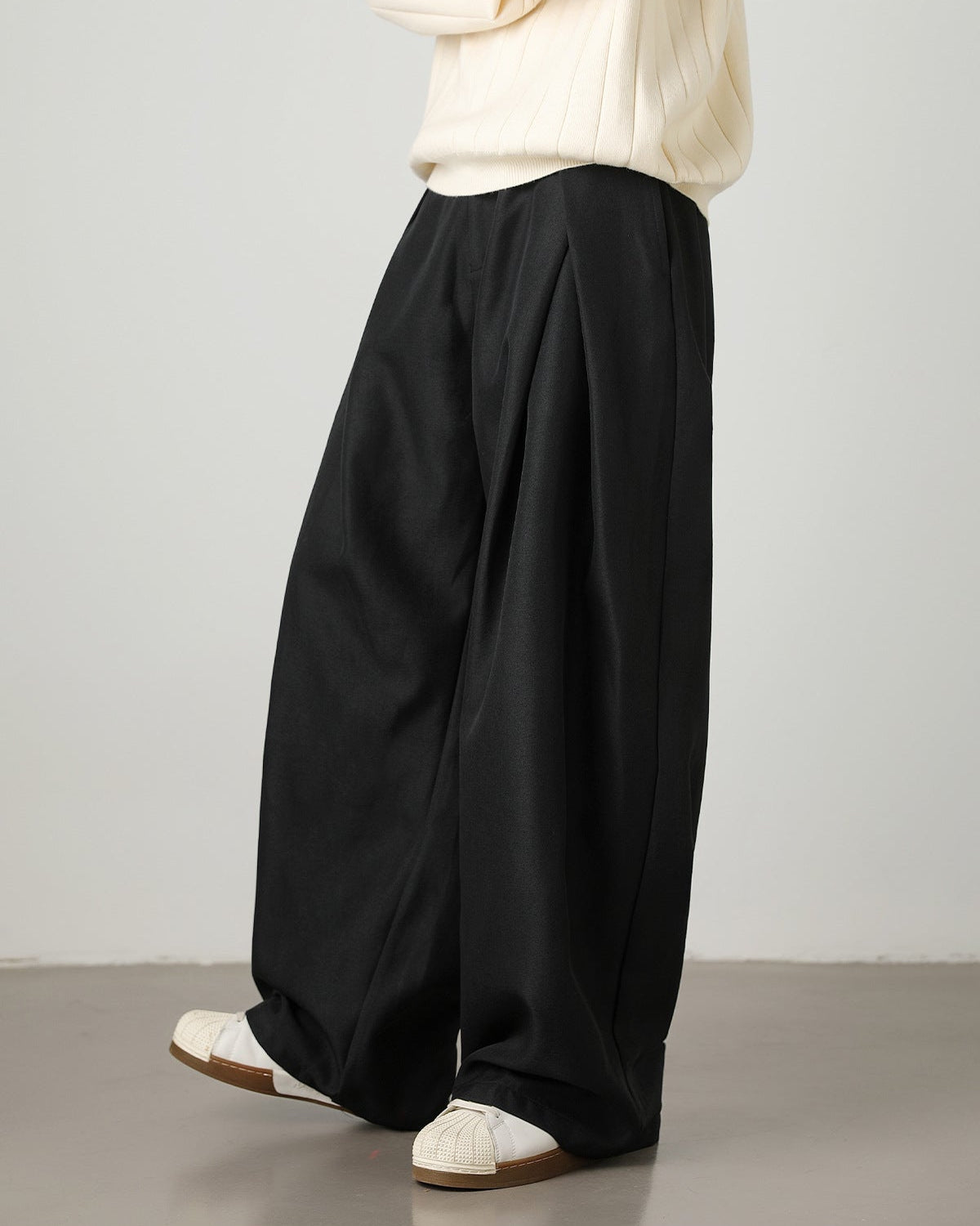Faltenhose mit weitem Bein