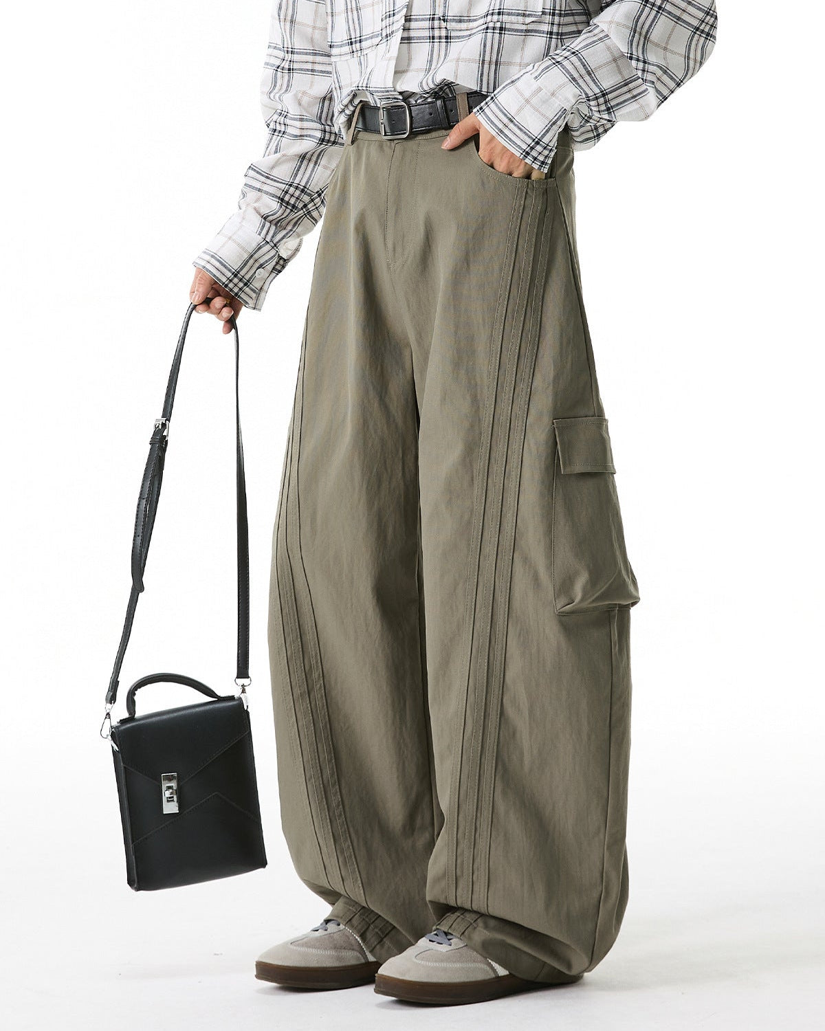 Pantalón cargo con paneles contorneados