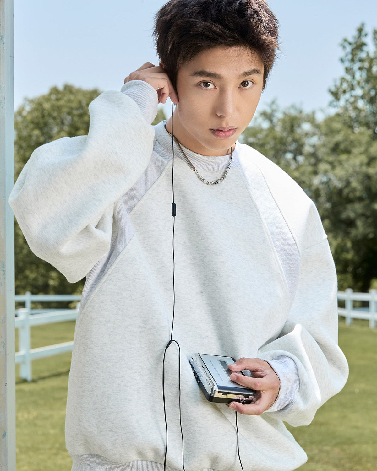 Suéter de algodón con cuello redondo y empalme estructurado