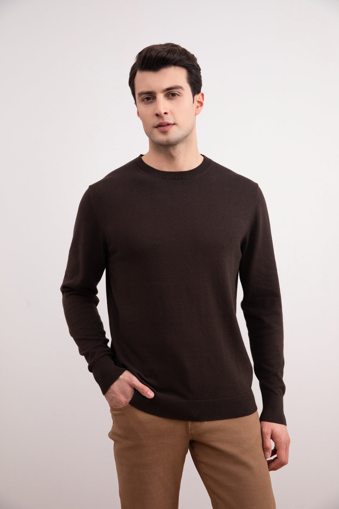 Jersey de cuello redondo marrón oscuro