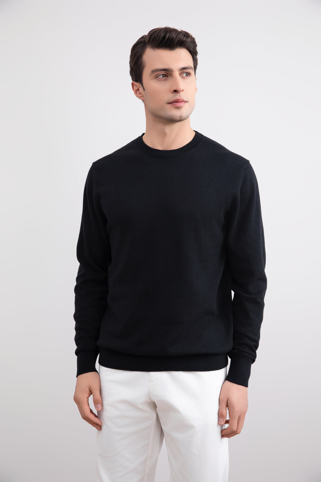 Jersey negro de cuello redondo