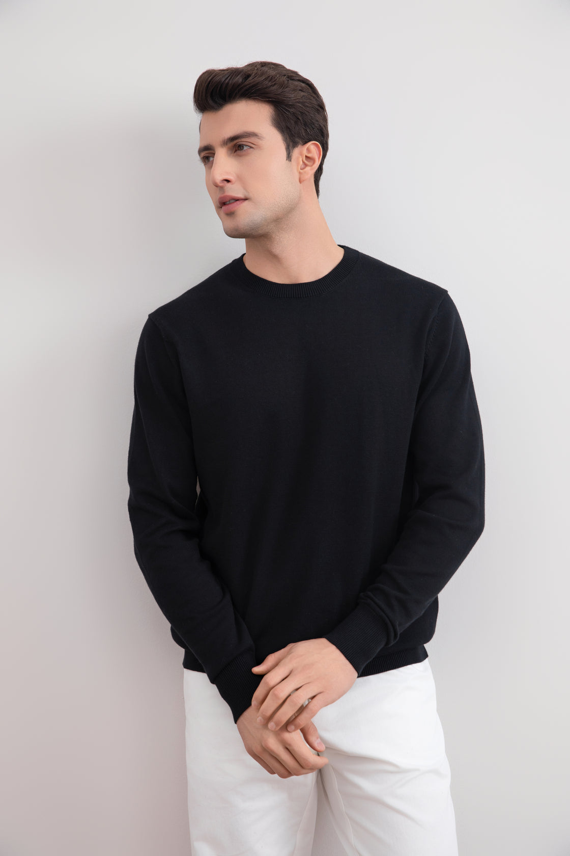 Jersey negro de cuello redondo