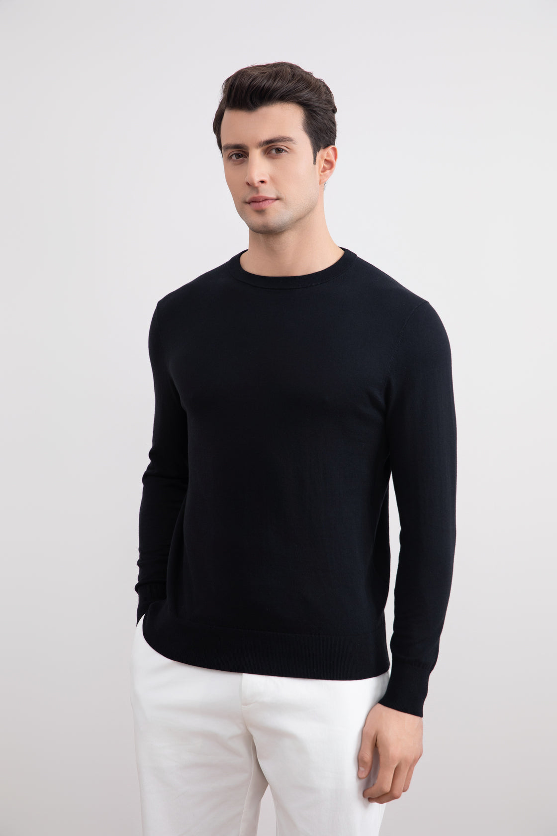 Jersey negro ligero de cuello redondo