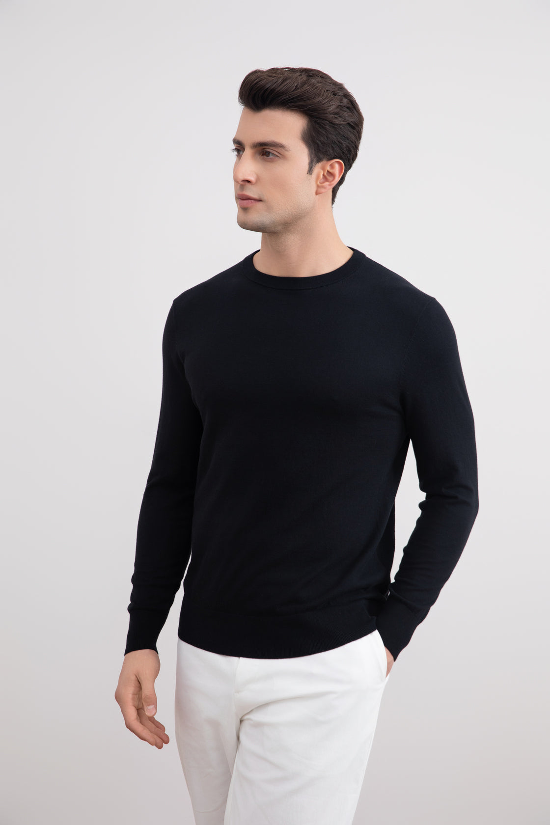 Jersey negro ligero de cuello redondo