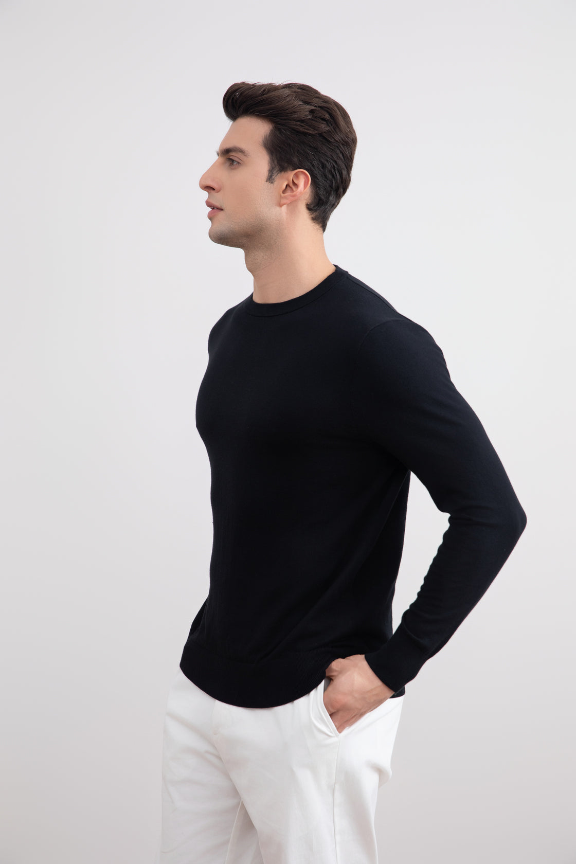 Jersey negro ligero de cuello redondo