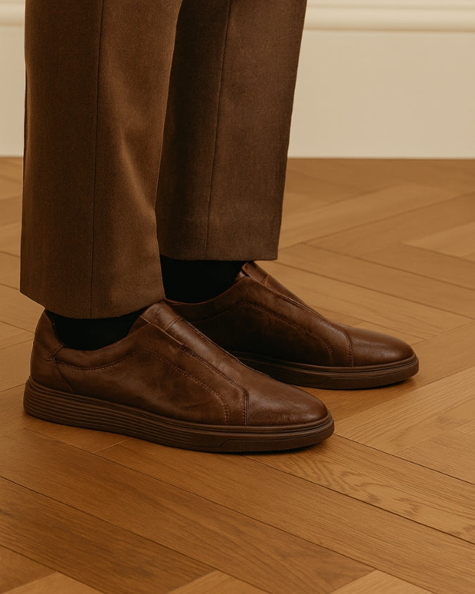 Zapatilla sin cordones de piel de vaca marrón