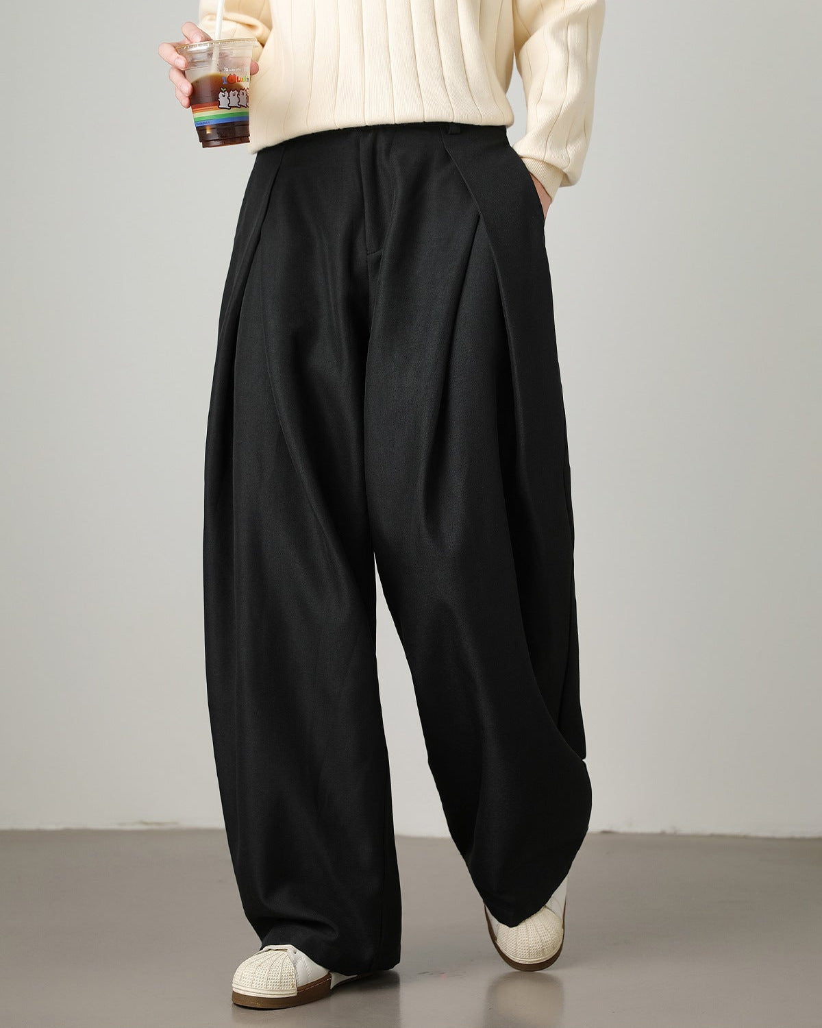 Pantalón plisado de pata ancha