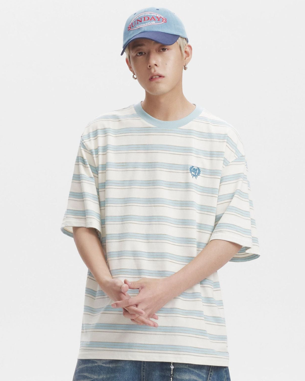 Camiseta de manga corta de rayas bordadas en contraste