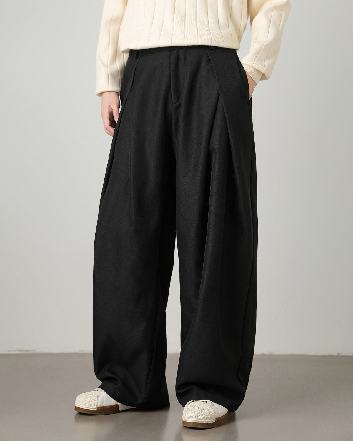 Pantalón plisado de pata ancha