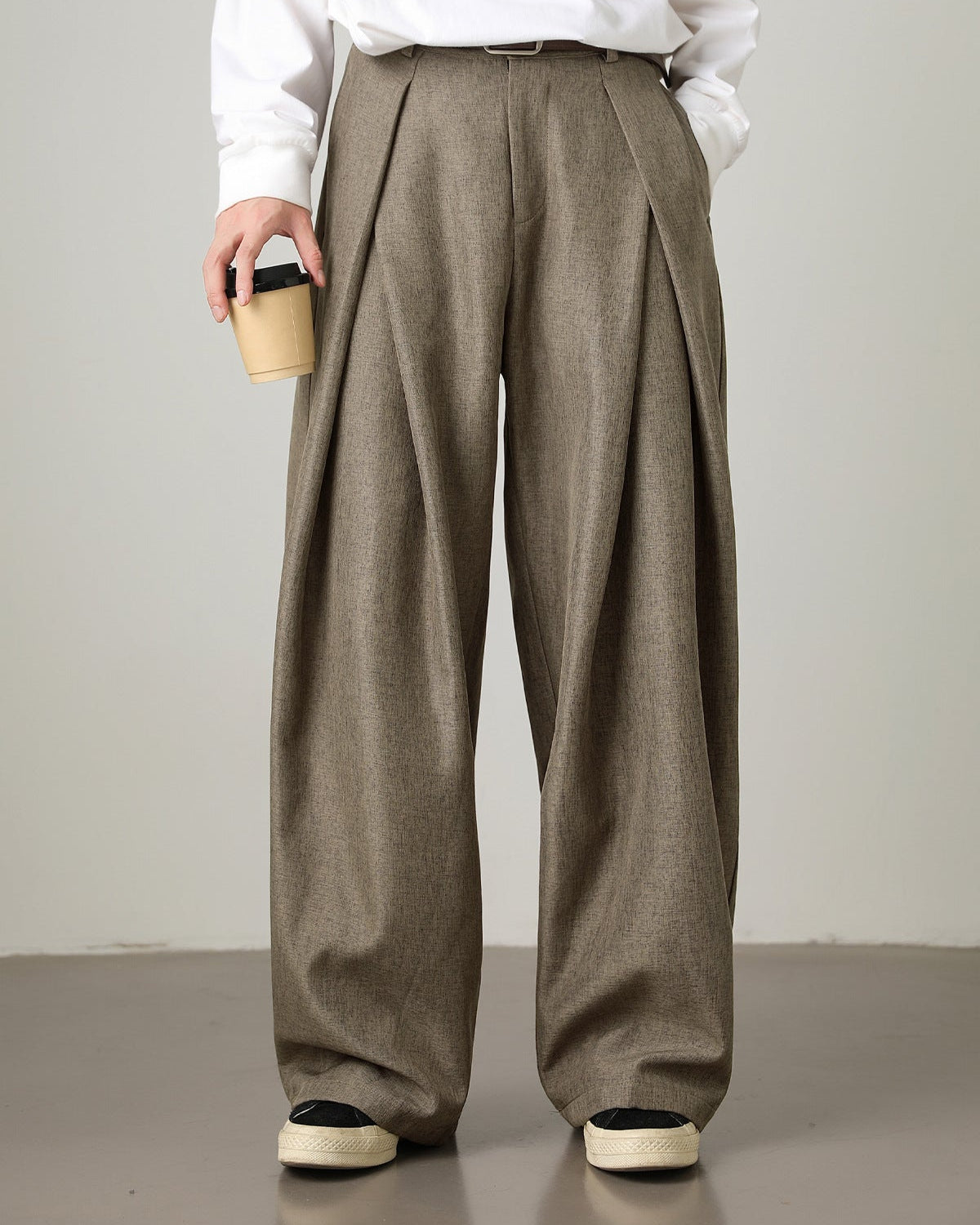 Pantalón plisado de pata ancha
