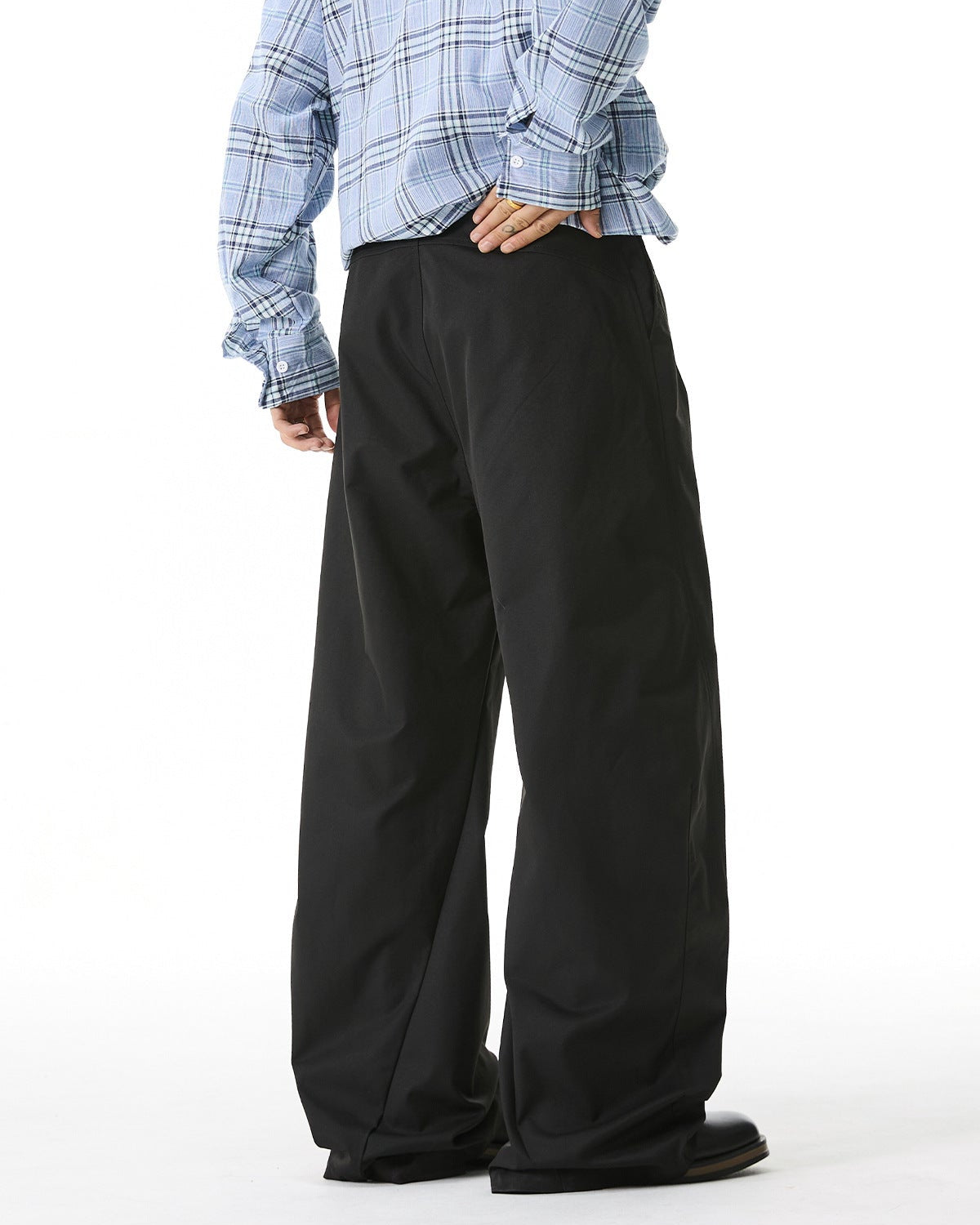 Le pantalon à panneau plissé divisé