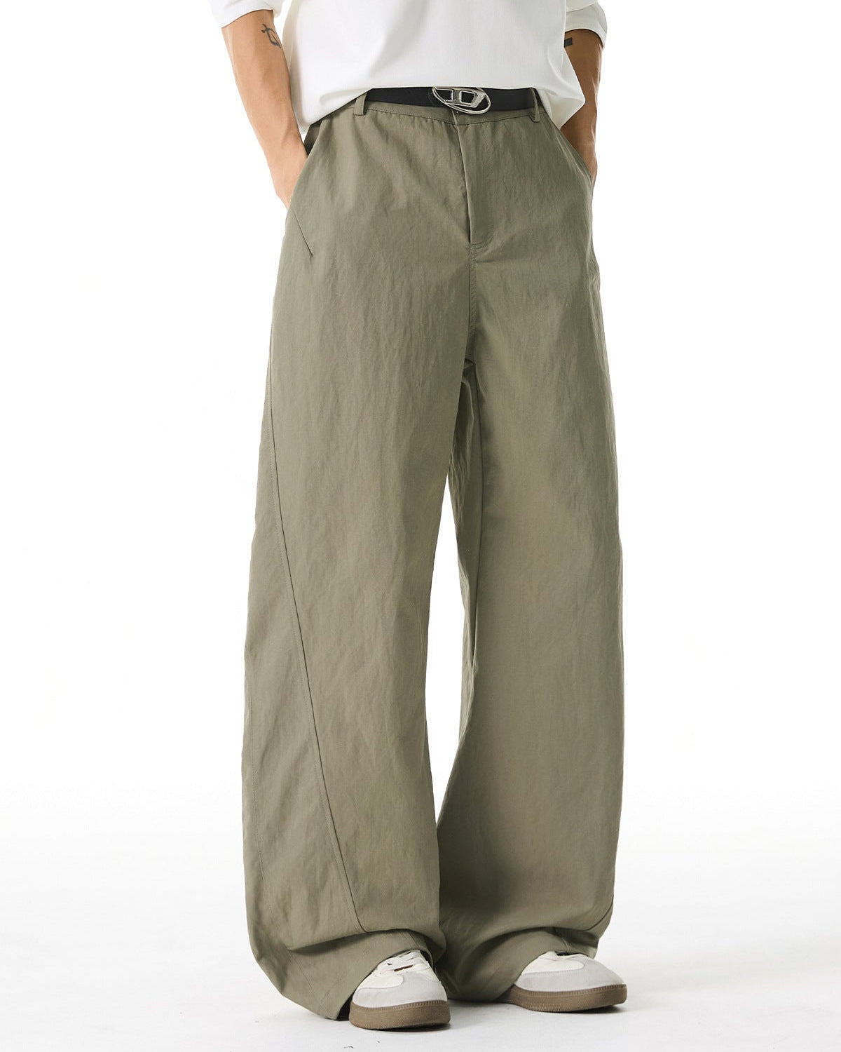 Le pantalon à panneau plissé divisé