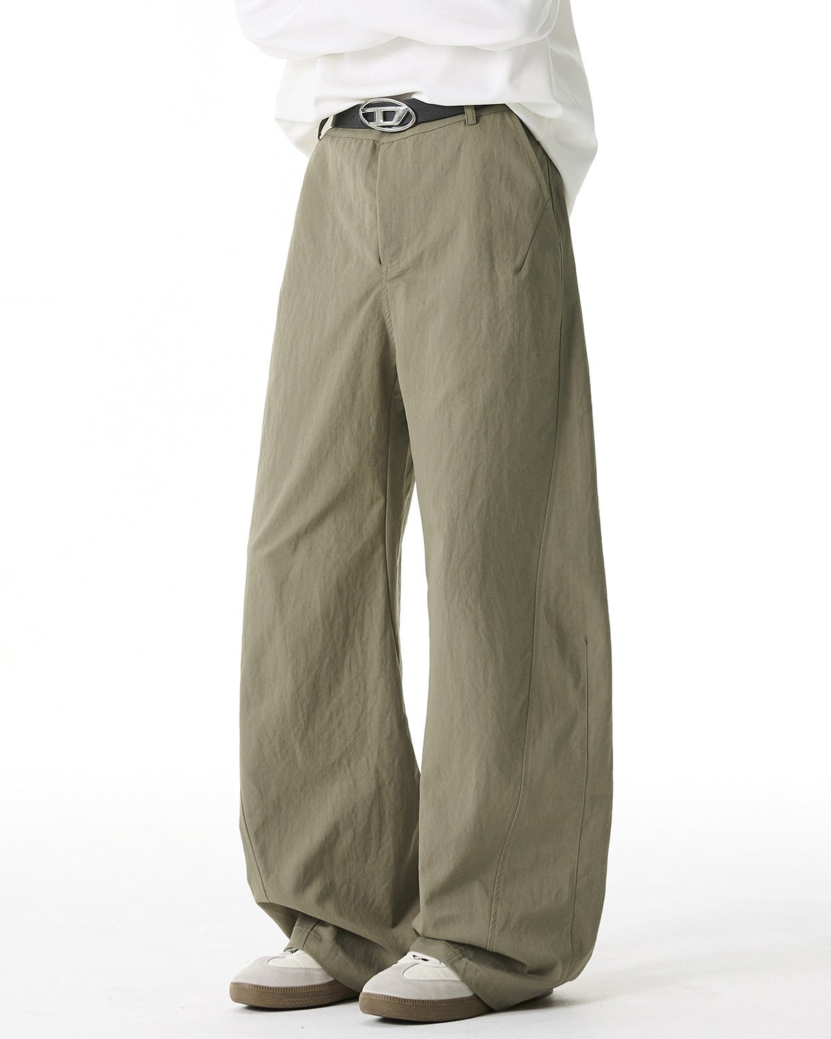 Le pantalon à panneau plissé divisé