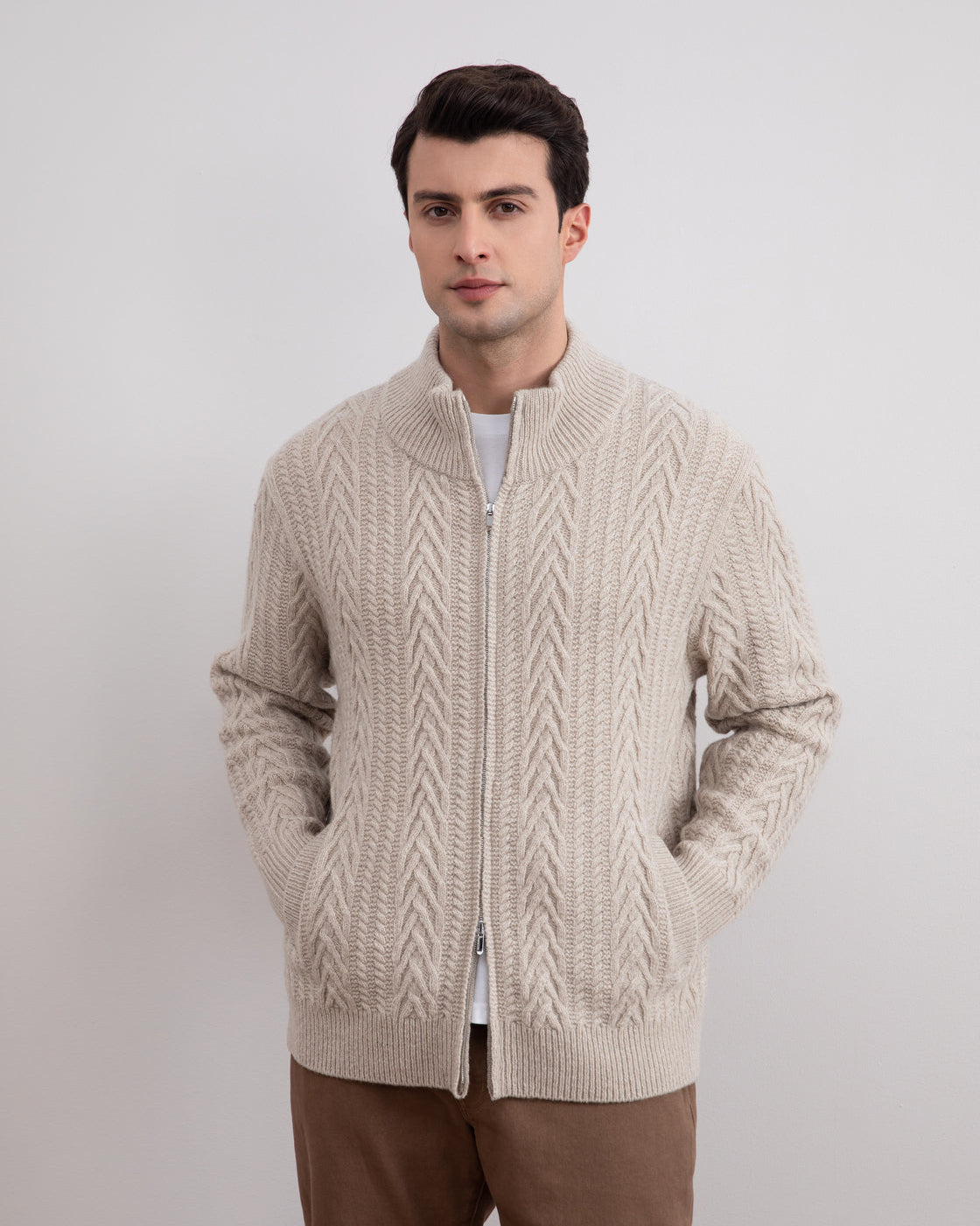 Cardigan tricoté en laine vierge douce
