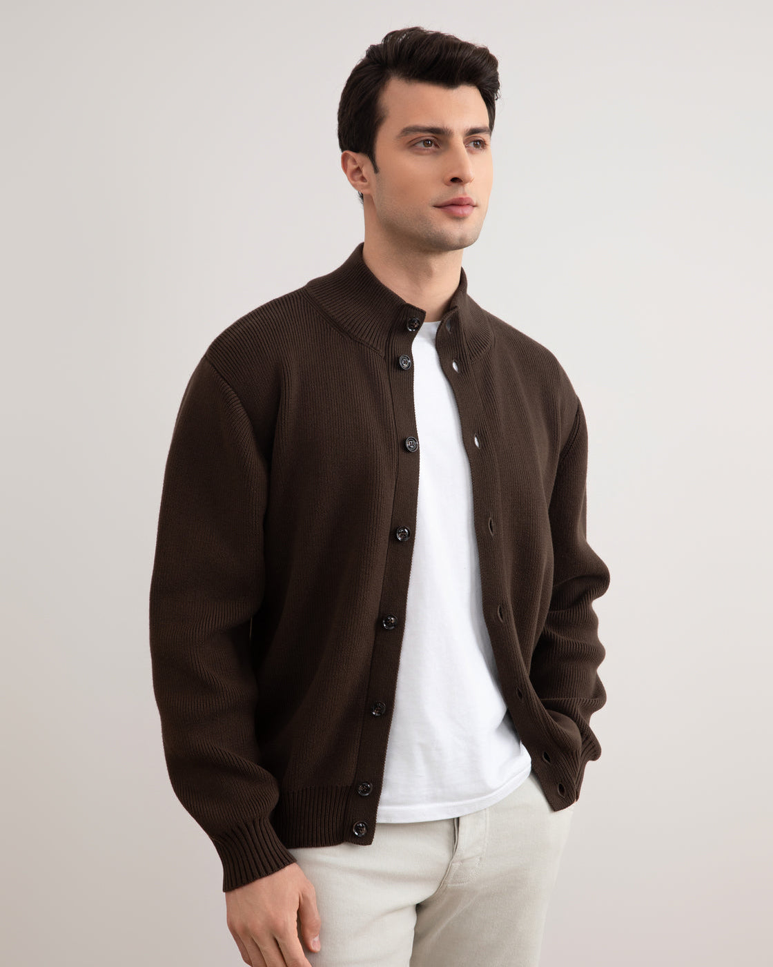 Cardigan brun côtelé à fermeture par boutons