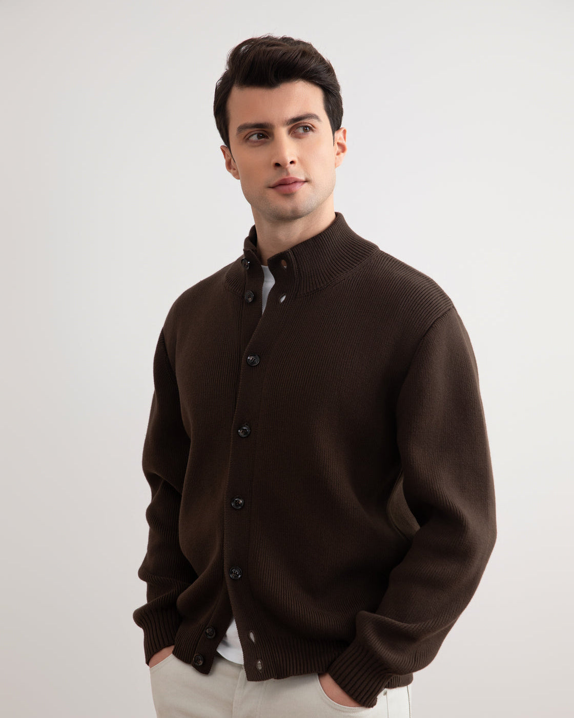 Cardigan brun côtelé à fermeture par boutons