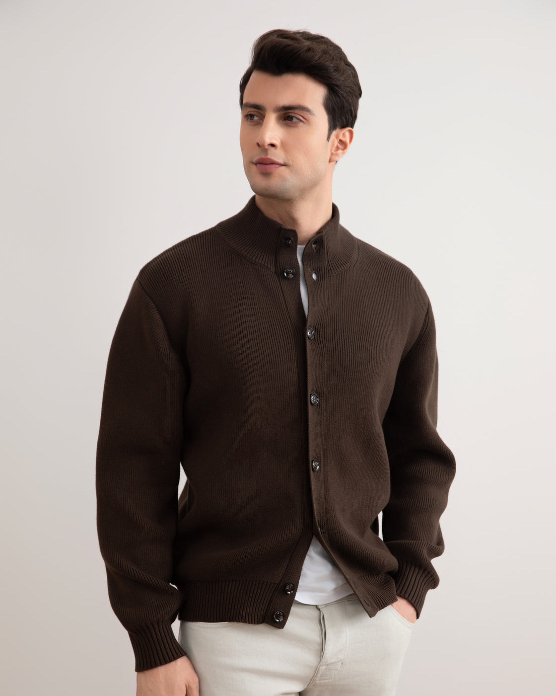 Cardigan brun côtelé à fermeture par boutons