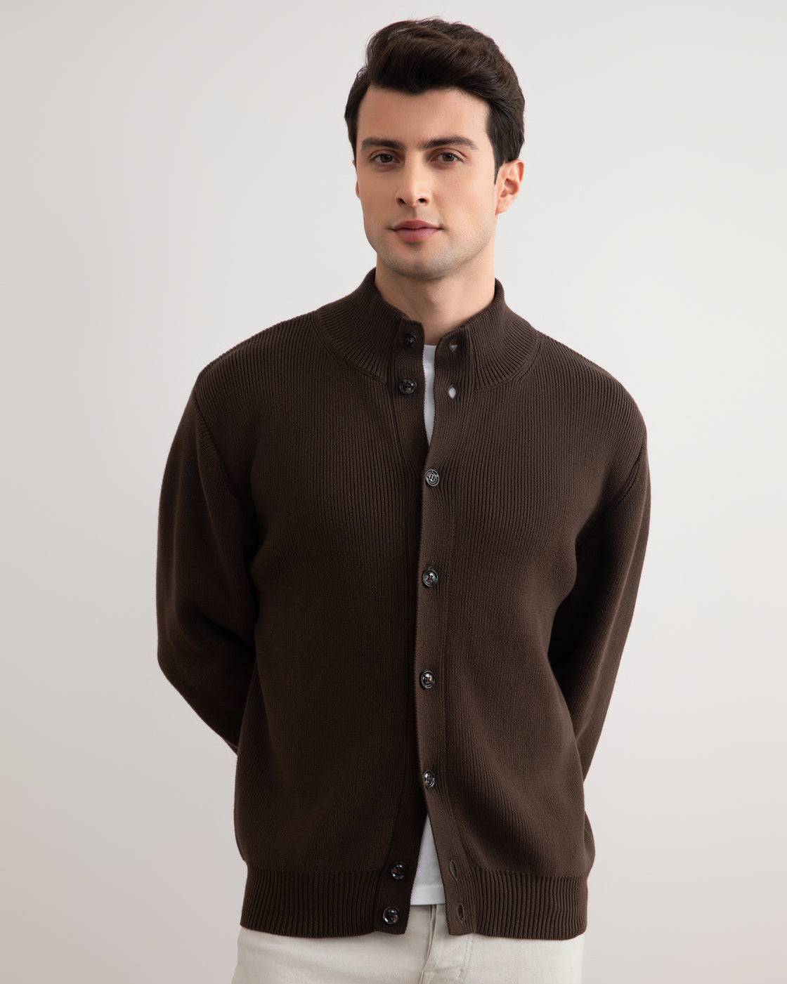 Cardigan brun côtelé à fermeture par boutons