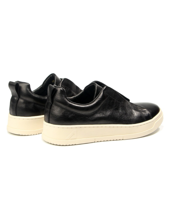 Sneaker Kulit Tanpa Tali Vintage yang Sudah Usang