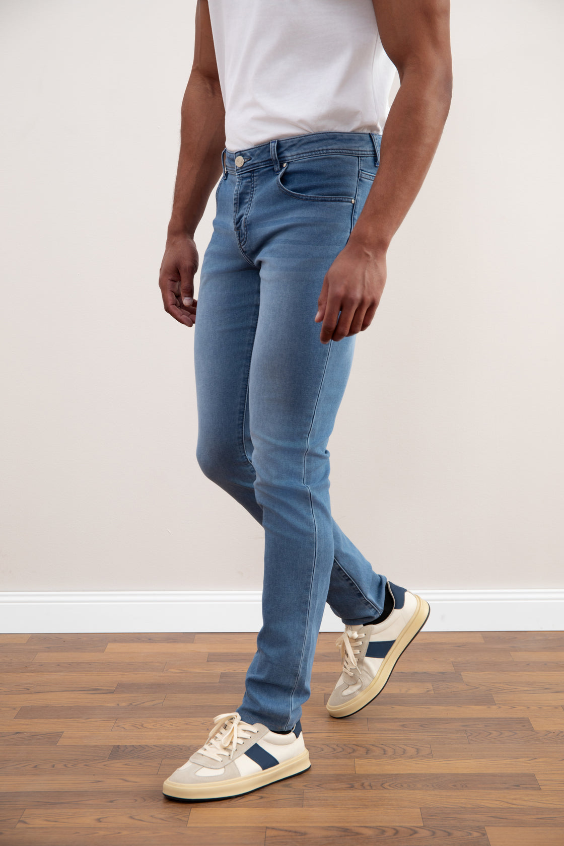 Jeans slim con lavaggio blu chiaro
