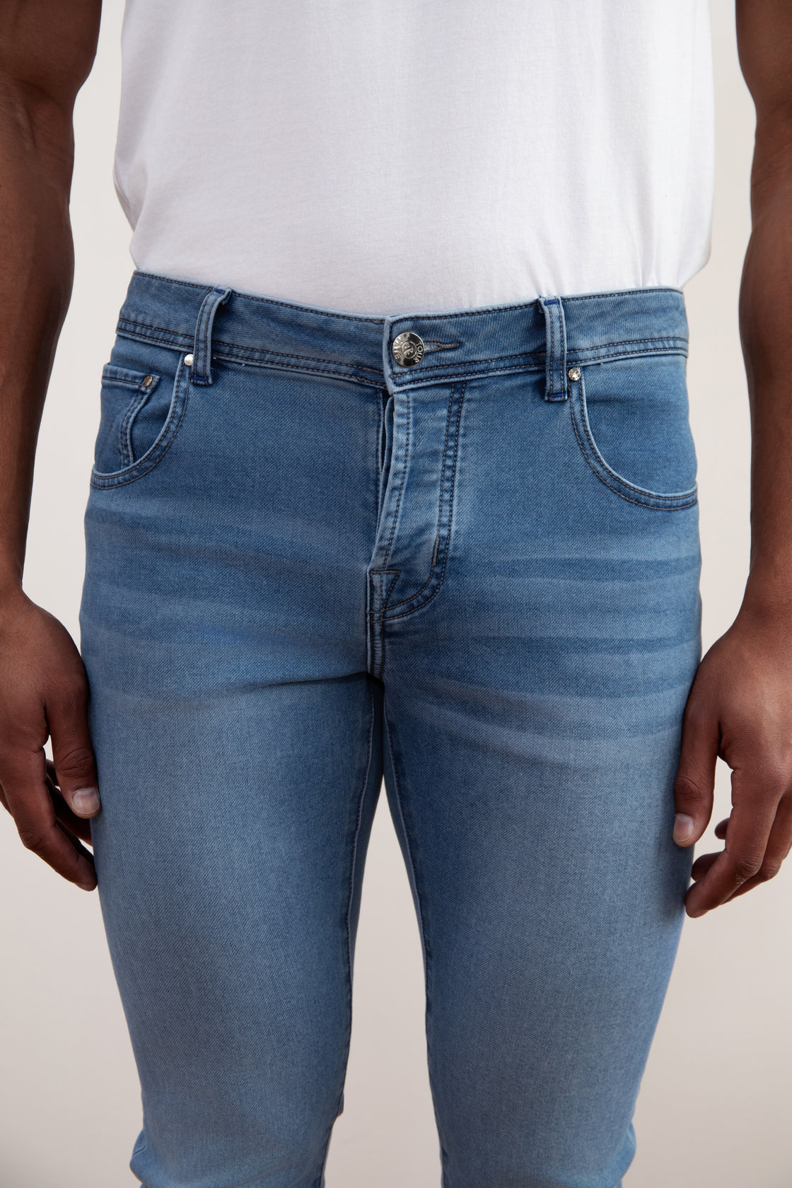 Jeans slim con lavaggio blu chiaro