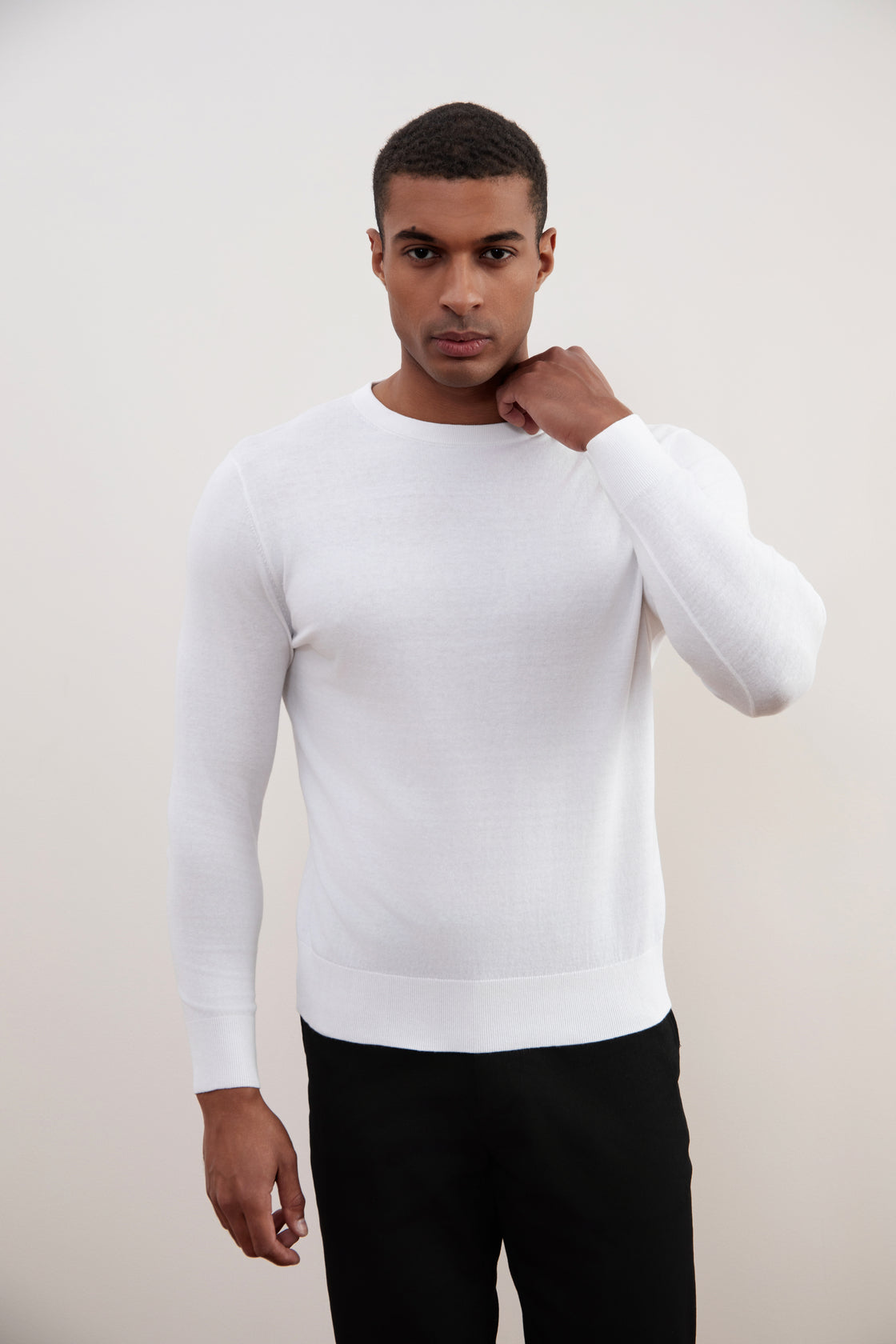 Maglione bianco leggero con girocollo