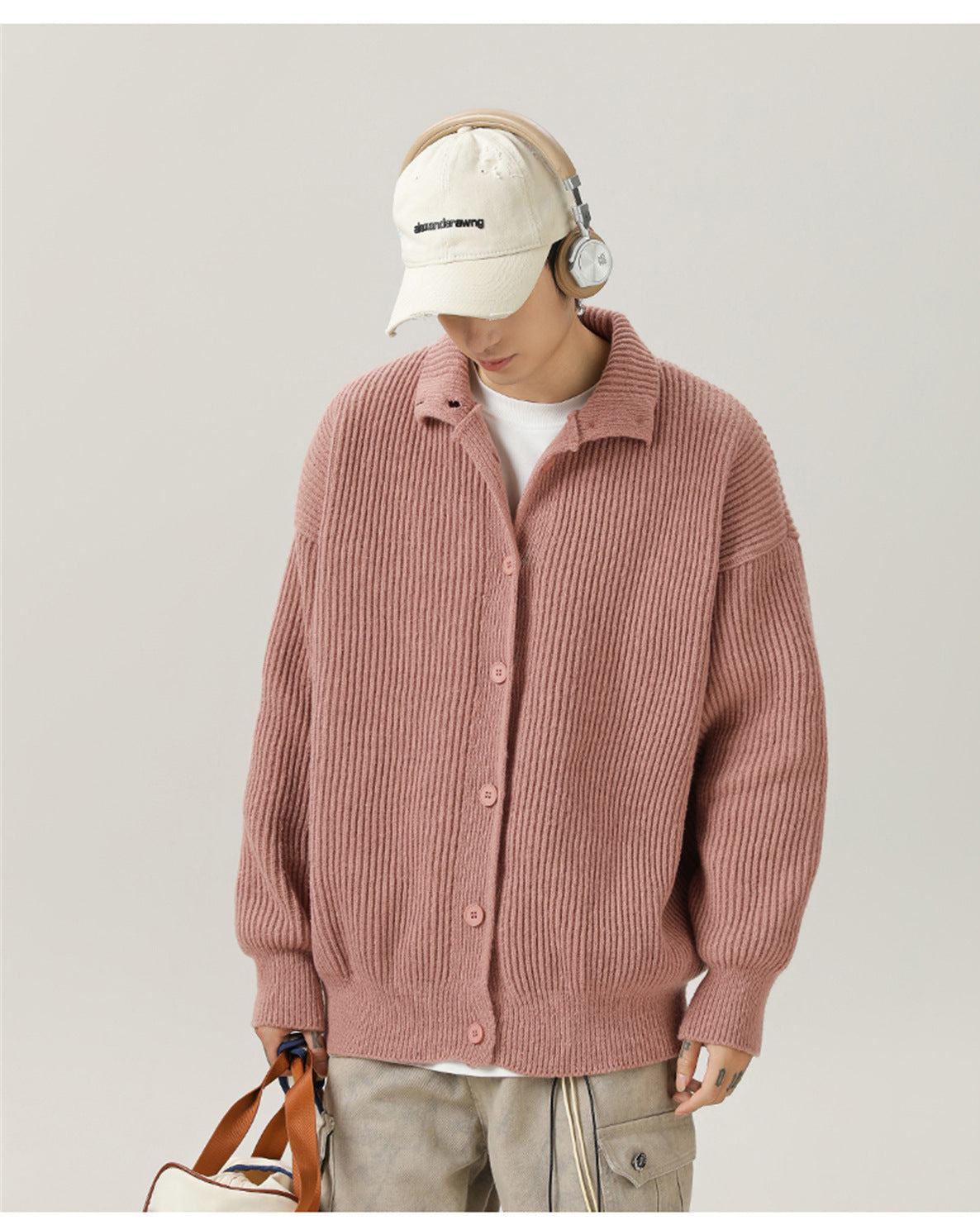 Minimalistisk cardigan i kraftig ribstrikk