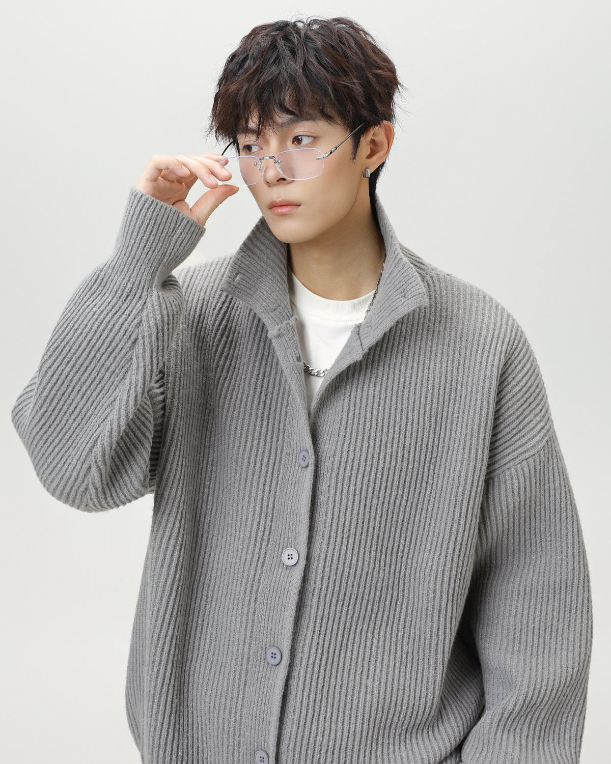 Minimalistisk cardigan i kraftig ribstrikk