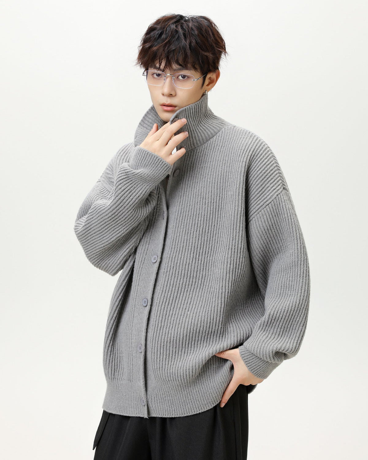Minimalistisk cardigan i kraftig ribstrikk