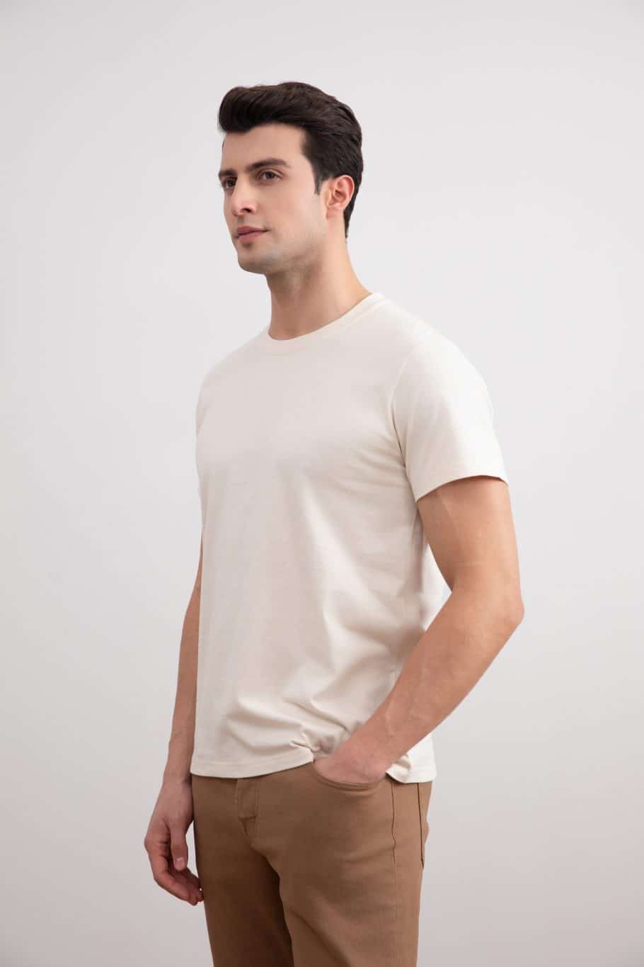 Camiseta bege com gola alta e ajuste fino