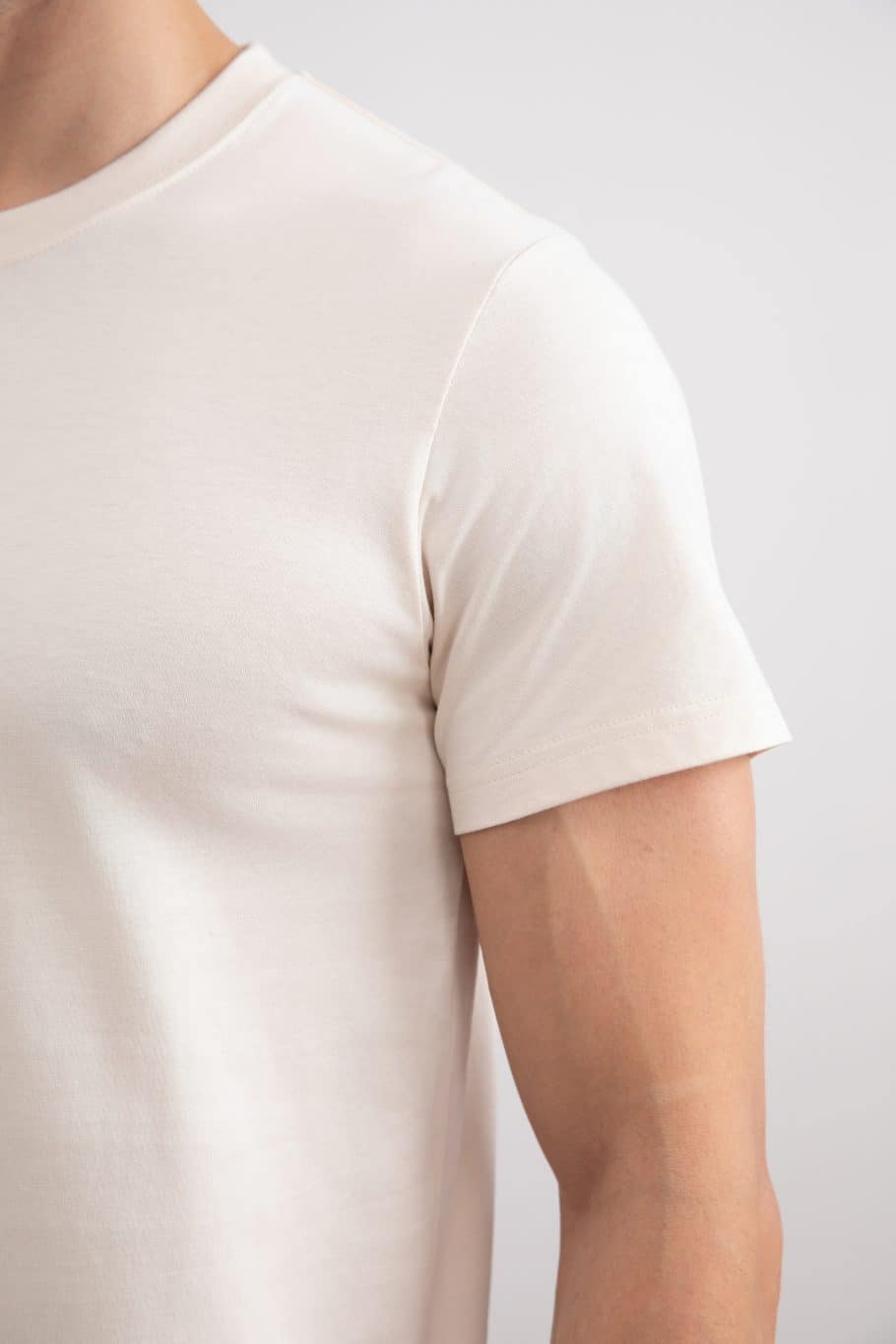 Camiseta bege com gola alta e ajuste fino