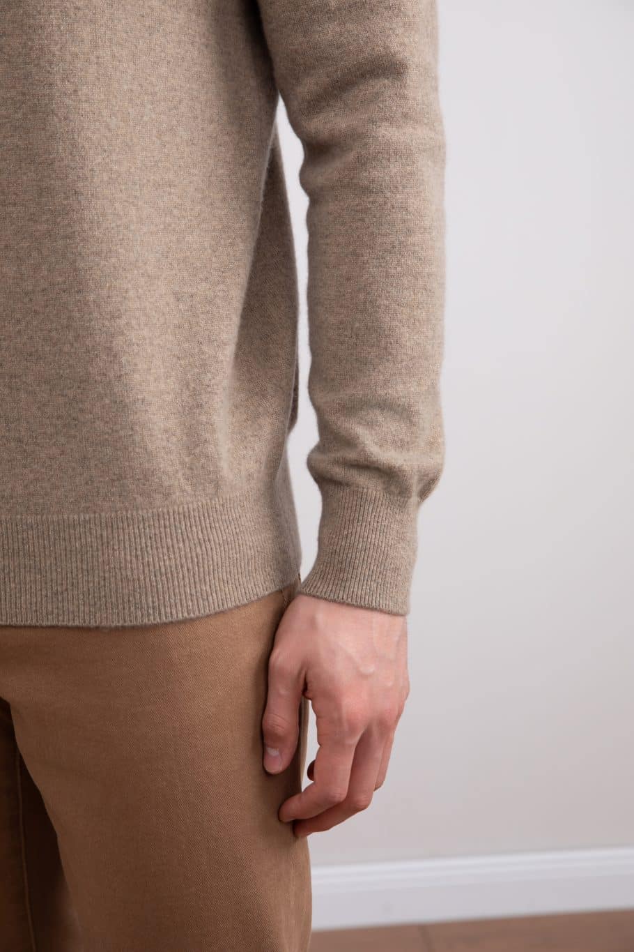 Gola alta de cashmere em mescla na cor taupe claro