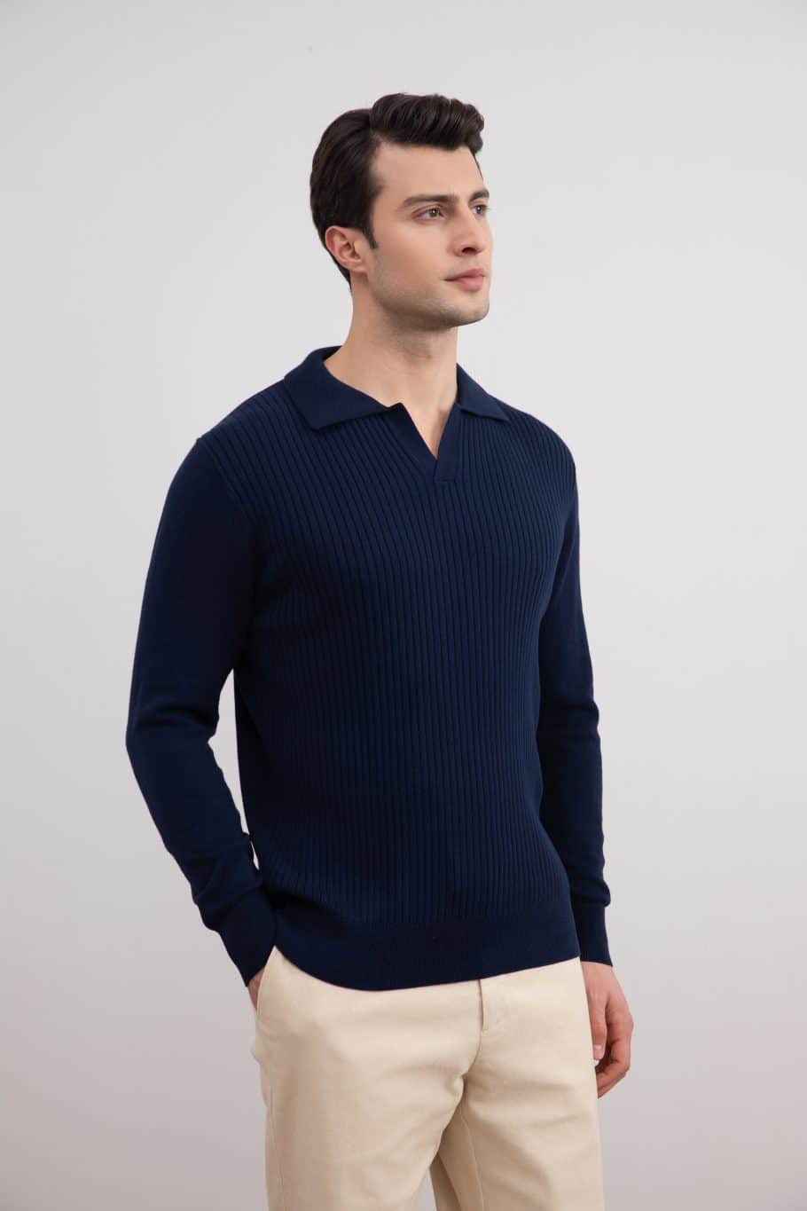 Camisa polo aberta com listras azuis