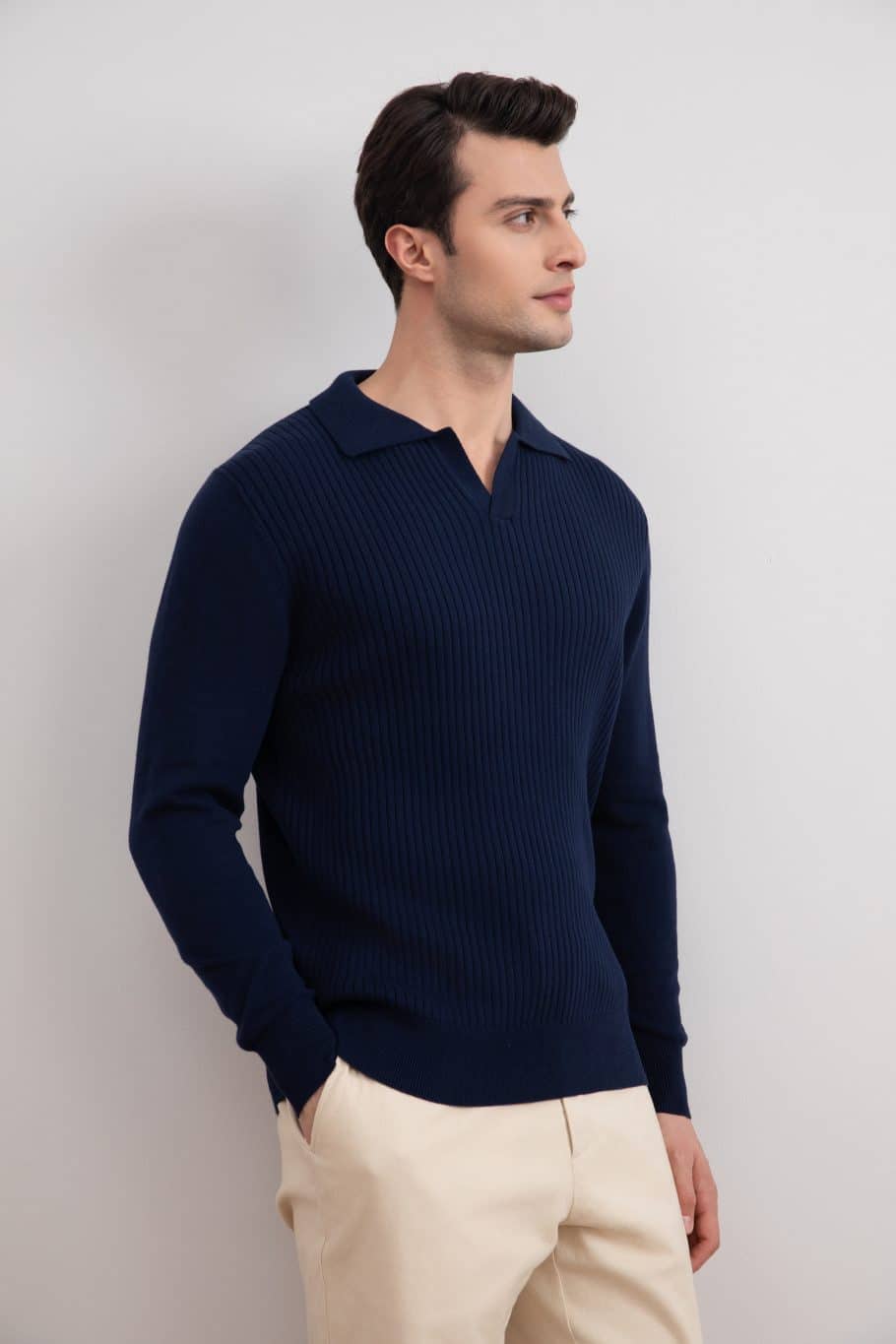 Camisa polo aberta com listras azuis