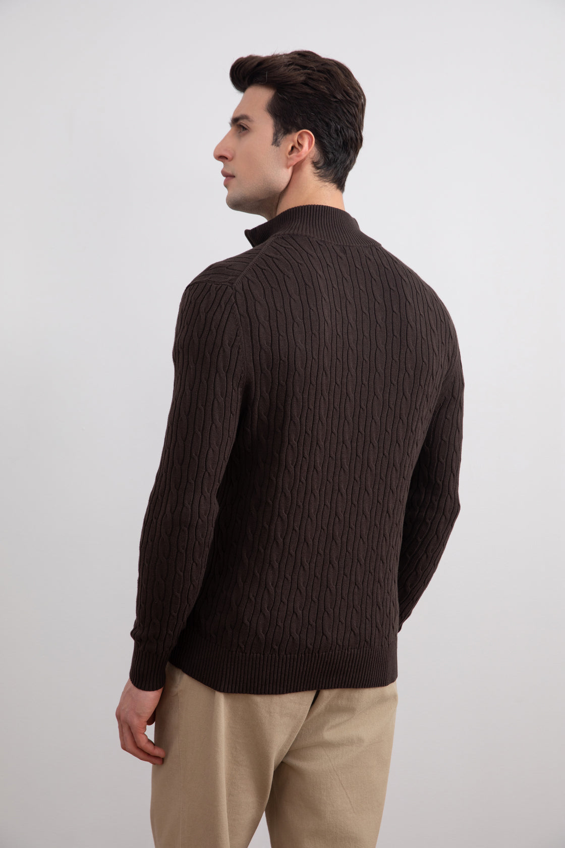 Suéter marrom escuro com meia malha de half-zip