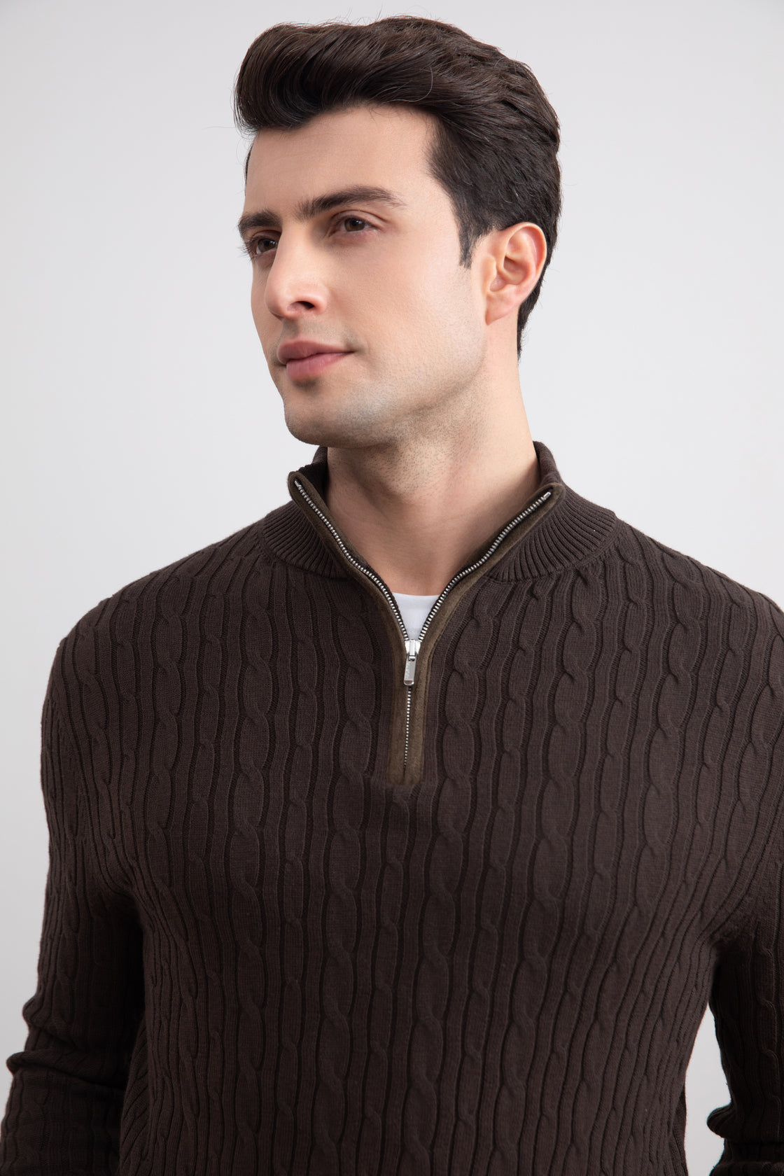Suéter marrom escuro com meia malha de half-zip