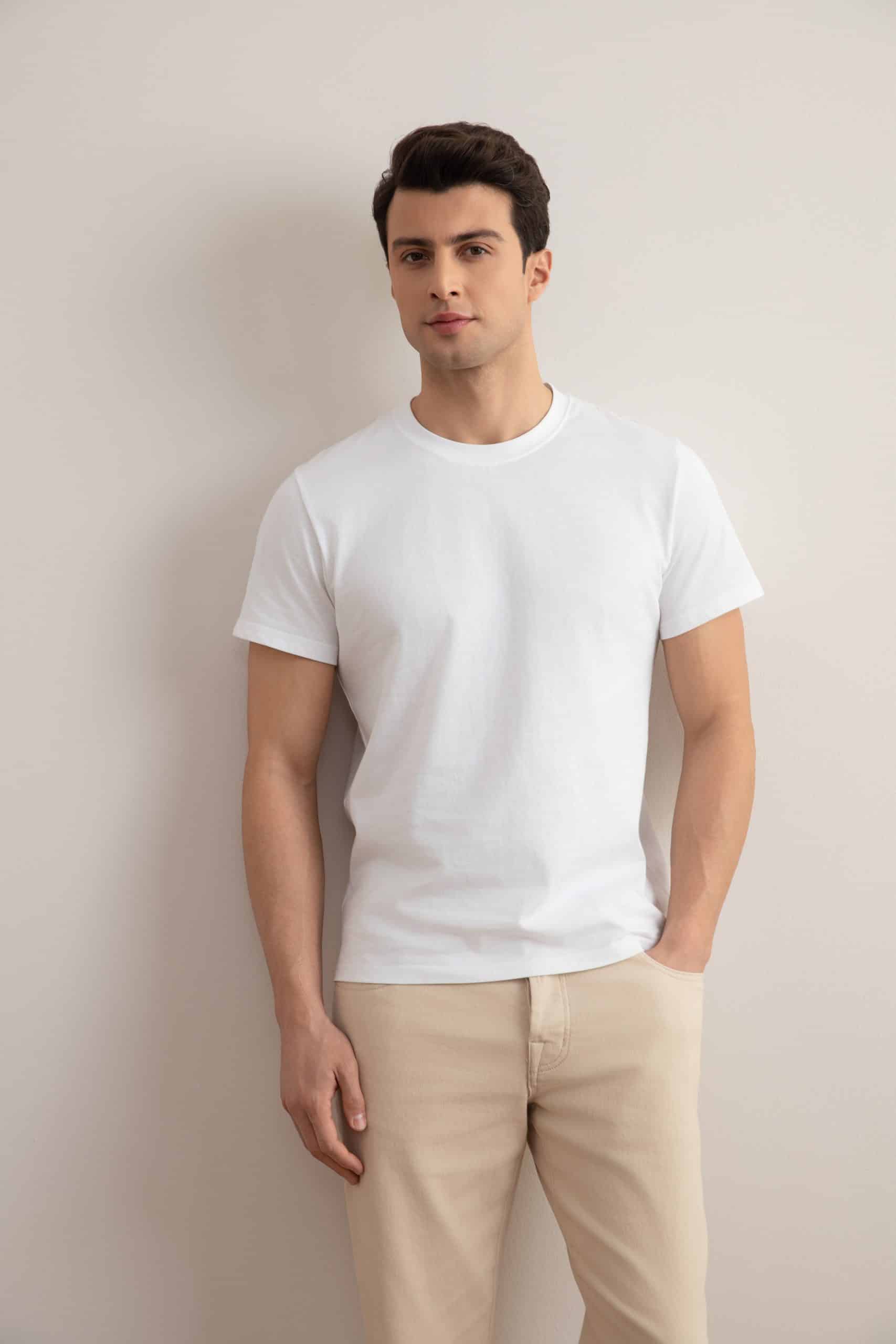 Camiseta branca com gola alta e ajuste fino