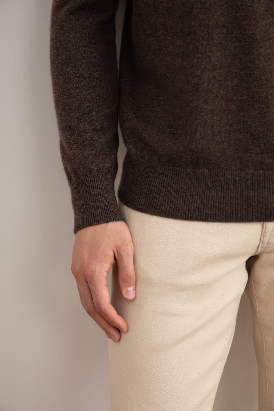 Gola alta de cashmere em mescla marrom